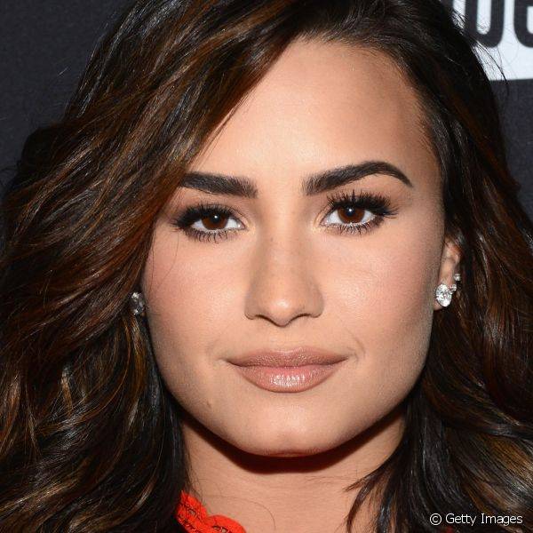 Para o Globa Citizen Festival, Demi Lovato escolheu uma maquiagem em tons de nude e acabamento matte, com sobrancelhas bem marcadas